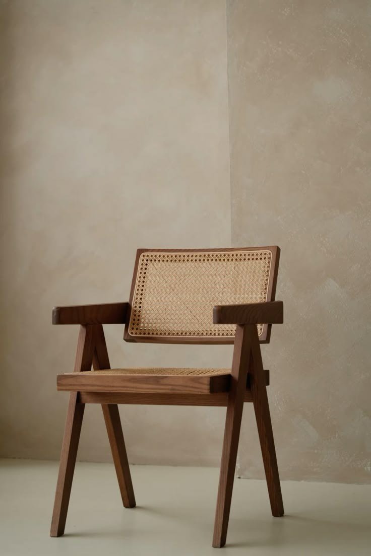 Armchair Ikonik Jeanneret Kayu Jati dan Rotan Surabaya